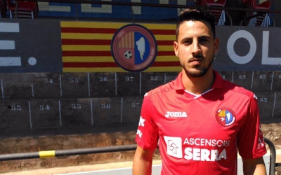 Yeray Sabariego amb la samarreta de l'Olot el dia de la seva presentació